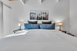 6 bedrooms, desk, travel crib, WiFi