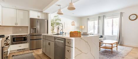 Frigorífic, microones, forn i placa de cuina