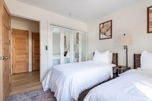 Berço de viagem, Wi-Fi de cortesia, roupa de cama