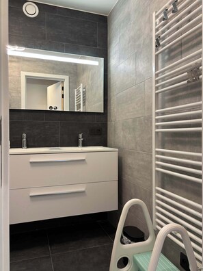 Dusche, Haartrockner, Handtücher