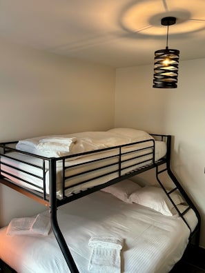 Escritorio, tabla de planchar con plancha, cuna de viaje y wifi