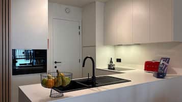 Kühlschrank, Mikrowelle, Ofen, Herdplatte