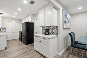 Interior - Cozy 5BR Home | Sleeps 12 | Near Downtown Austin (Austin)
