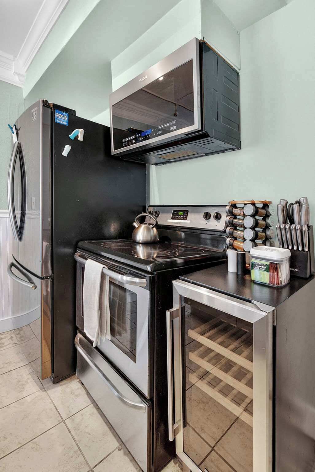 Kühlschrank, Mikrowelle, Ofen, Herdplatte