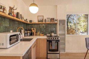 Micro-ondes, four, plaque de cuisson