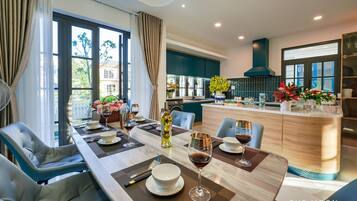 Luxury Villa, Garden View | In-room dining