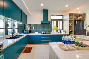 Vila Mewah, pemandangan kebun | Dapur pribadi | Lemari es, microwave, oven, dan kompor