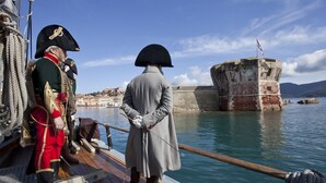 A historical ship with a wooden deck and ropes, docked near a stone fortification. - Appartamento Lentisco - Lentisco (Portoferraio)