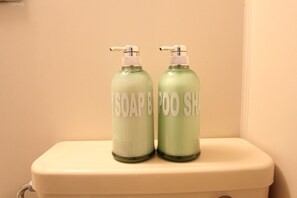 ヘアドライヤー、タオル、石鹸、トイレットペーパー