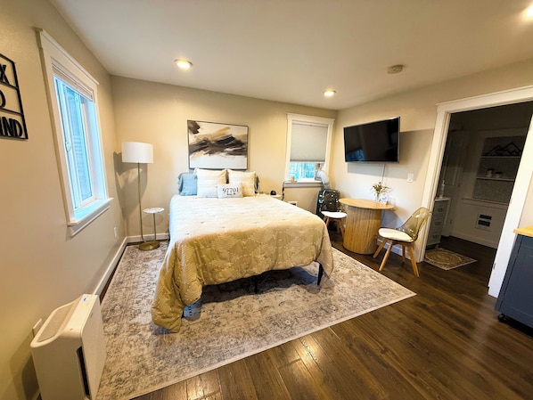 Een strijkplank/strijkijzer, wifi, beddengoed