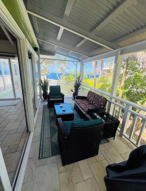 Terrace/patio - Papio House With Ocean Views and Beautiful Sunrises (Pāhoa)