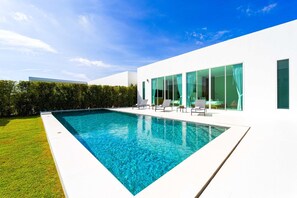 Piscina a l'aire lliure i gandules 