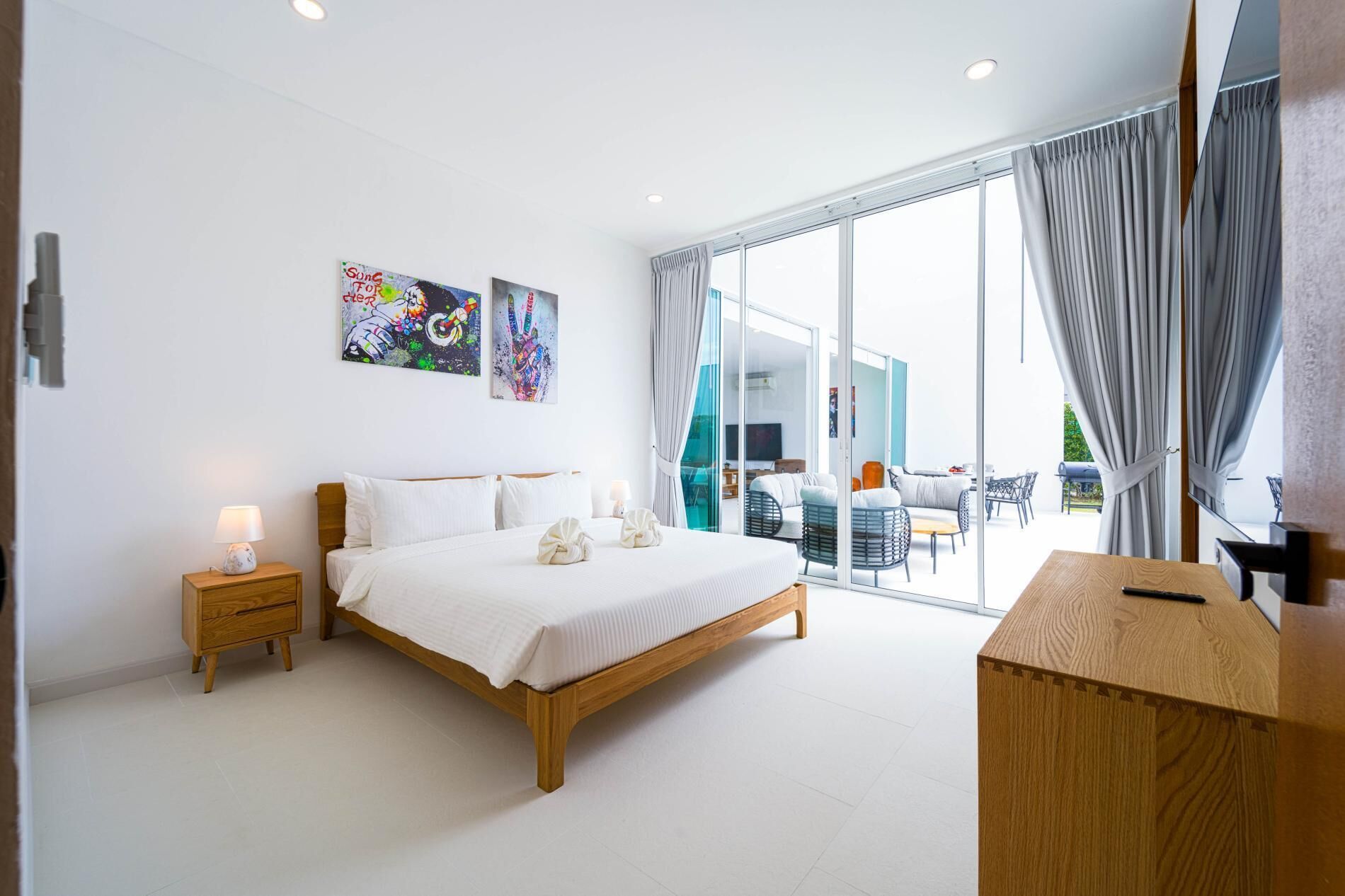 Villa, vista piscina | Una cassaforte in camera, postazione laptop, tende oscuranti