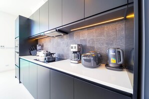Vil·la, vistes a la piscina | Cuina privada | Cafetera i tetera, bullidora elèctrica i torradora 
