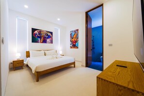 Caja de seguridad en la habitación y espacio para trabajar con laptop