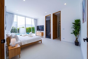 Villa, vistas a la piscina | Caja fuerte, espacio para trabajar con un portátil, cortinas opacas