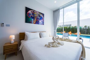 Caja de seguridad en la habitación y espacio para trabajar con laptop