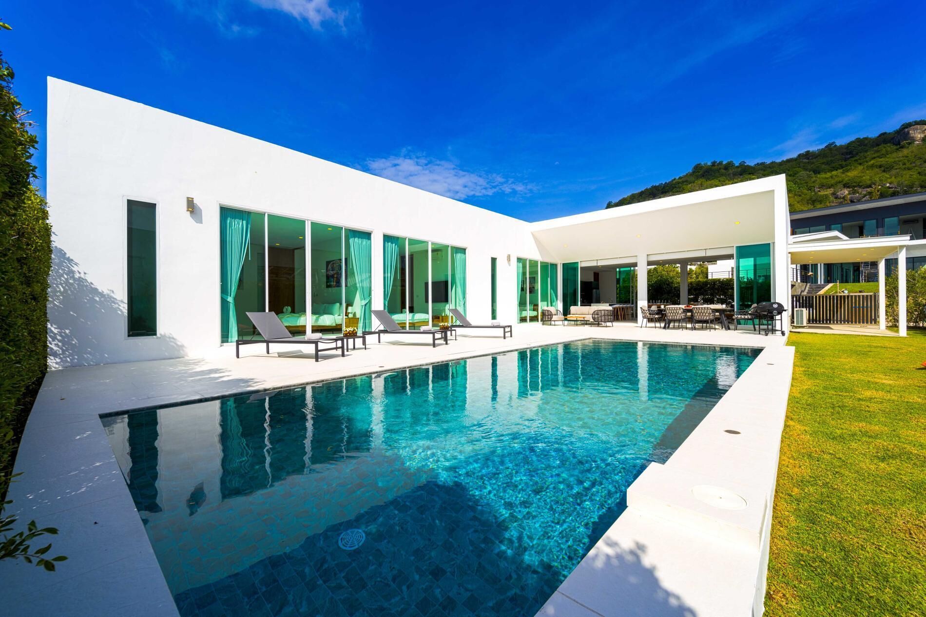 Piscina all'aperto, lettini