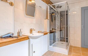 House | Bathroom - Spacious Farmhouse With Garden in Val de Loire (Palluau-sur-Indre)