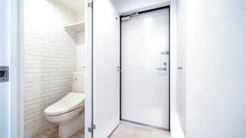 Ensemble douche/baignoire, articles de toilette gratuits, sèche-cheveux