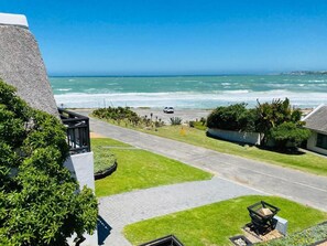 Escritorio, espacio para trabajar con laptop y wifi gratis