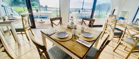 Café da manhã completo grátis todos os dias