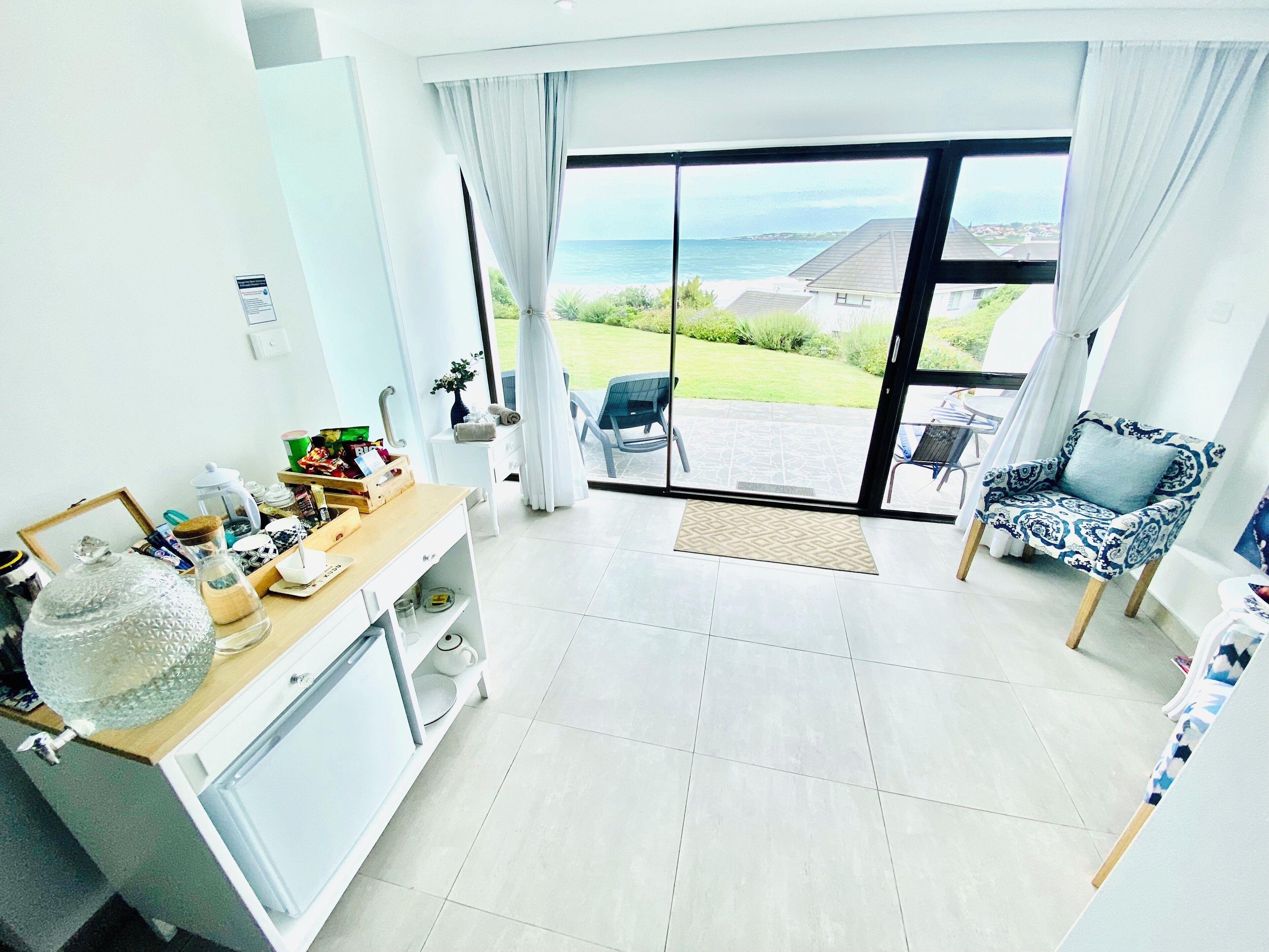 Dobbelt- eller tomannsrom – deluxe, kjøleskap, sjøutsikt | Terrasse/patio