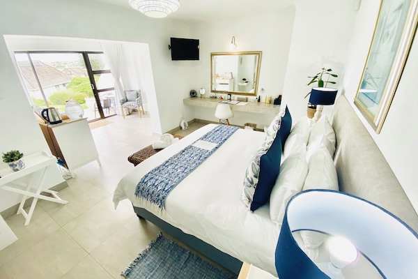 Desk, laptop workspace, free WiFi