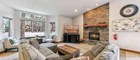 Smart TV, chimenea, reproductor de DVD y futbolito