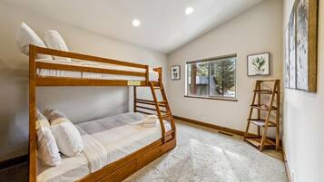 4 habitaciones, tabla de planchar con plancha y cuna de viaje