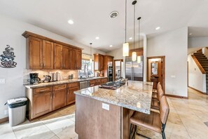 Køleskab, mikrobølgeovn, ovn, kogeplade