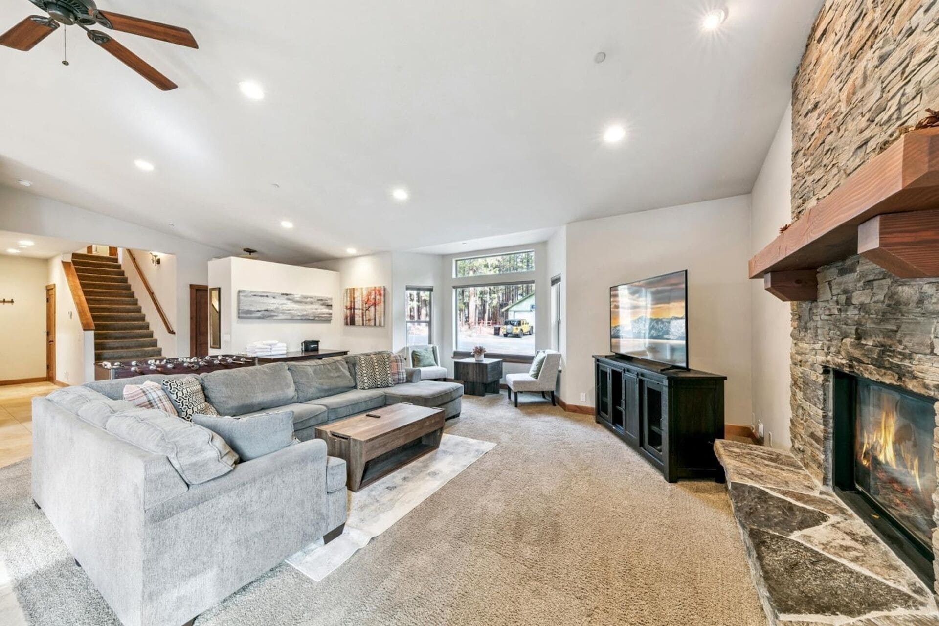 Televisor intel·ligent, llar de foc, reproductor de DVD i futbolí 