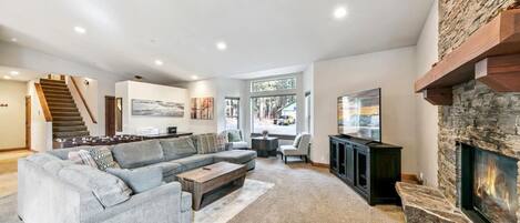 TV connectée, cheminée, lecteur de DVD, baby-foot