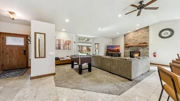 Smart TV, chimenea, reproductor de DVD y futbolito