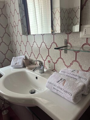 apartman | Fürdőszoba | Hajszárító, törölközők és sampon