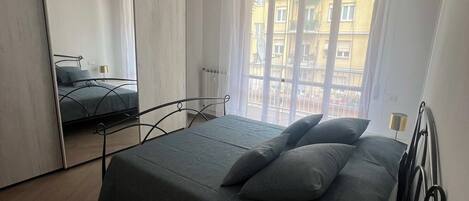 Apartment | 2 bedrooms, laptop workspace, iron/ironing board, bed sheets
