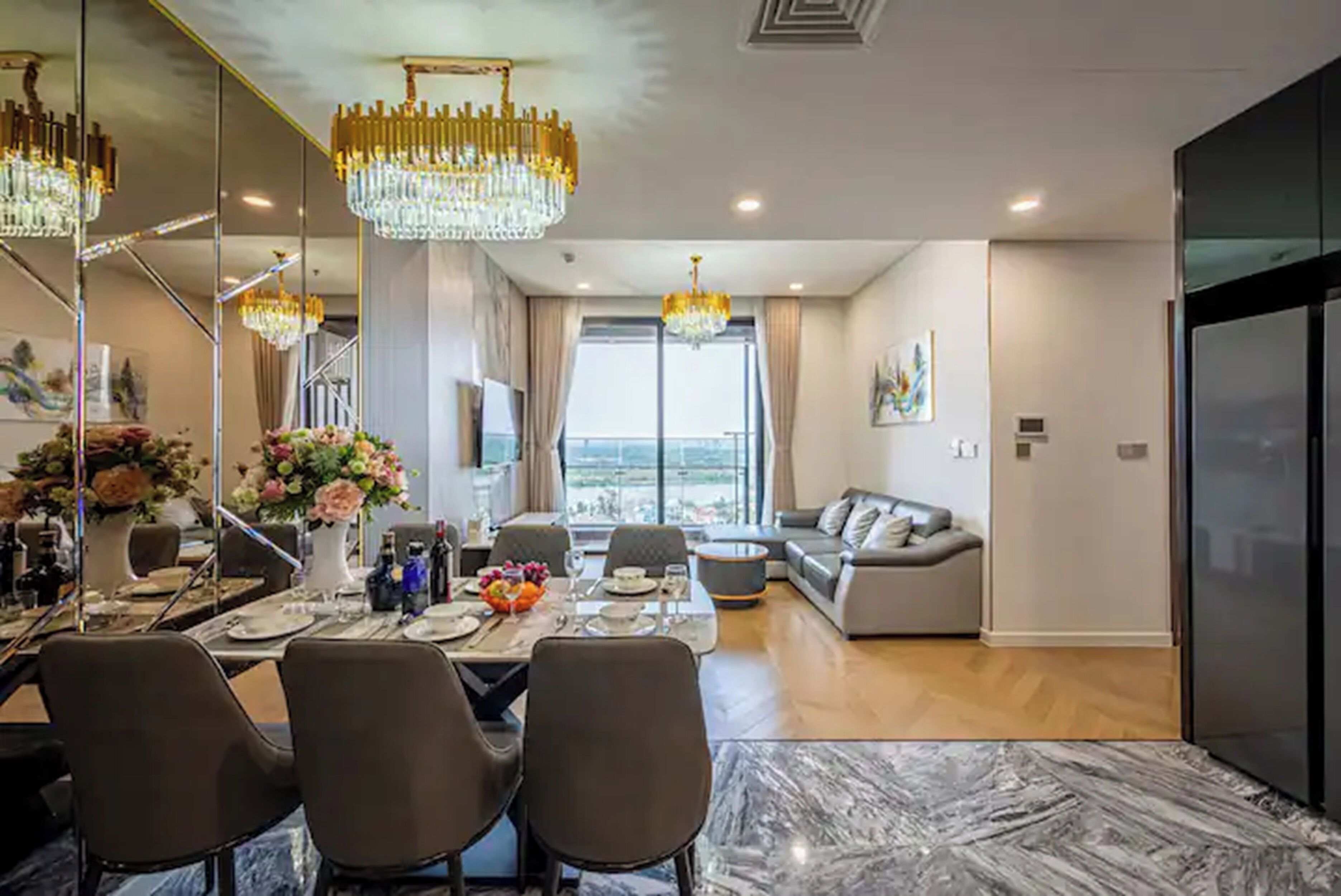 Phòng Suite dành cho gia đình, 3 phòng ngủ, quyền sử dụng Club Lounge, quang cảnh thành phố | Khu phòng khách | Smart TV 65-inch có truyền hình cáp, Netflix, loa thông minh 