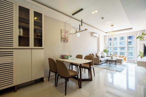 Phòng Suite Gallery, 1 phòng ngủ, quyền sử dụng Club Lounge, quang cảnh thành phố | Bộ trải giường bằng vải cotton Ai Cập, bộ đồ giường cao cấp