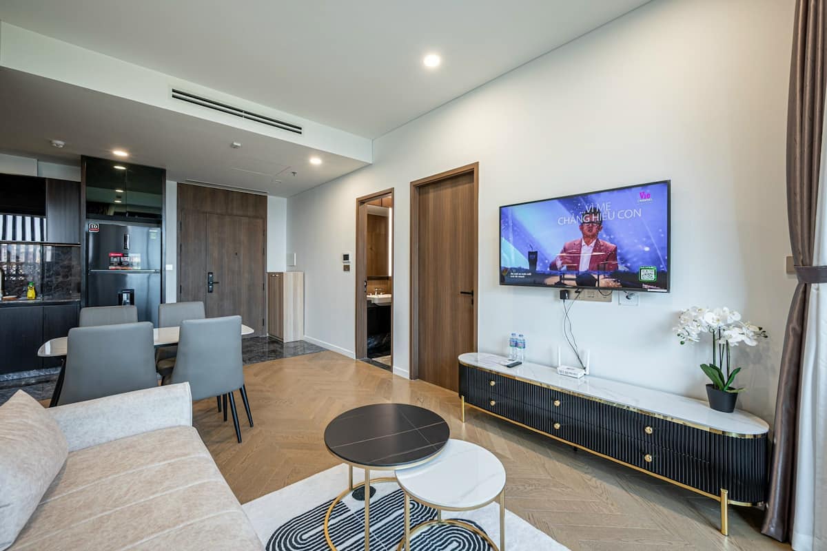 Suite empresarial, 1 habitación, con acceso al salón lounge del club, vista a la ciudad | Área de sala de estar | Smart TV de 65 pulgadas con canales por cable, Netflix y bocina smart