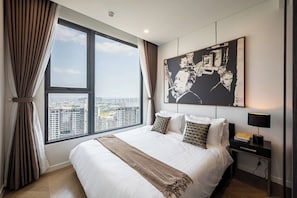 Suite familiar, 3 habitaciones, Acceso al salón del club, vistas a la ciudad | Sábanas de algodón egipcio y ropa de cama de alta calidad