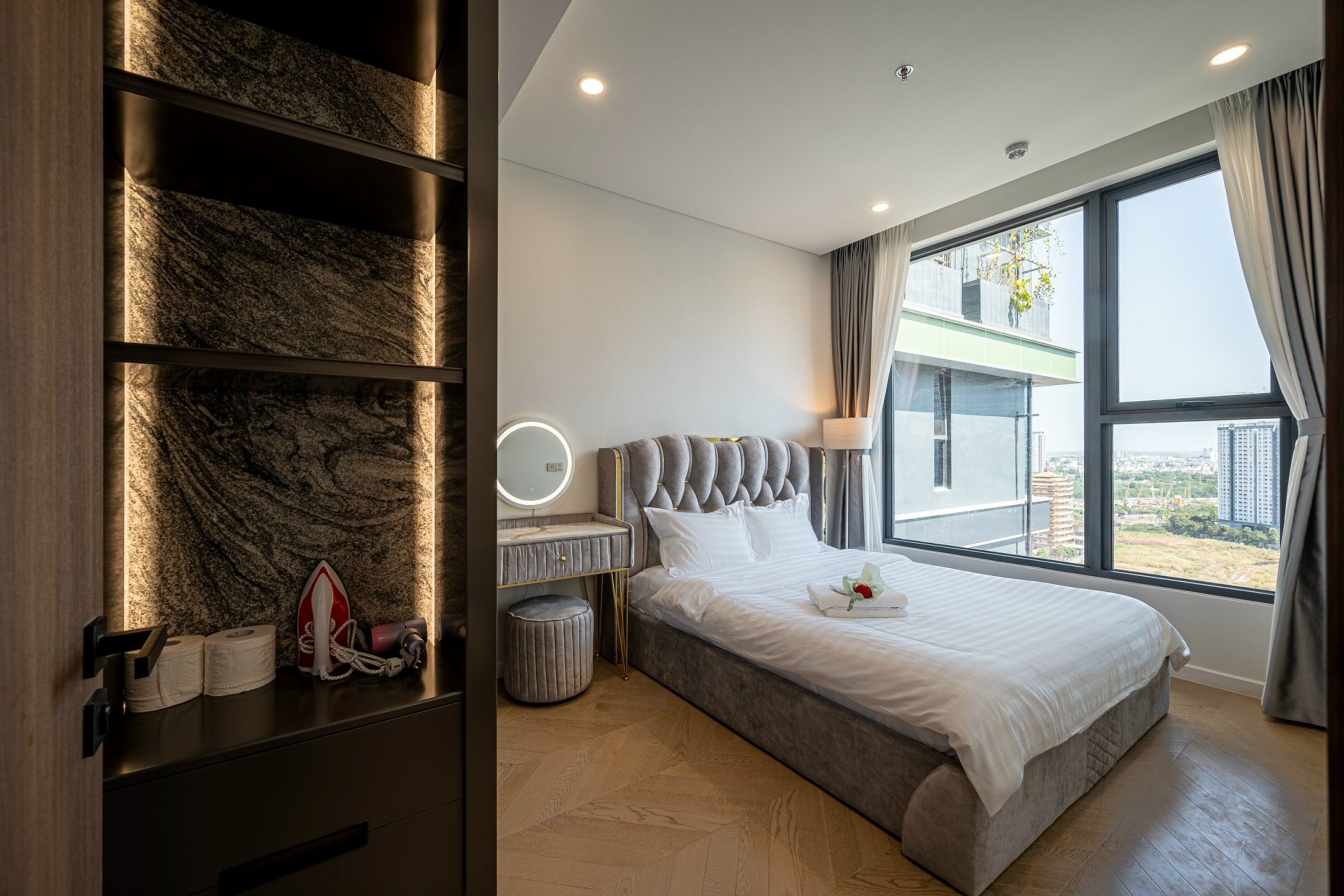 Suite – gallery, 1 soverom, Club Lounge-tilgang, byutsikt | Sengetøy i egyptisk bomull, sengetøy av topp kvalitet og dundyner