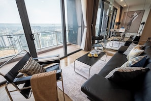 Suite familiar, 3 habitaciones, Acceso al salón del club, vistas a la ciudad | Zona de estar | Una Smart TV, Netflix, un altavoz inteligente, servicios de streaming