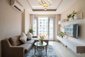 Suite Gallery, 1 dormitori, accés a la sala del club, vistes a la ciutat | Llençols de cotó egipci, roba de llit d'alta qualitat i cobrellits 
