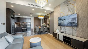 Phòng Suite dành cho gia đình, 3 phòng ngủ, quyền sử dụng Club Lounge, quang cảnh thành phố | Khu phòng khách | Smart TV 65-inch có truyền hình cáp, Netflix, loa thông minh