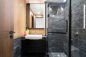 Suíte galeria, 1 quarto, acesso ao Club Lounge, vista para a cidade | Banheiro | Chuveiro, ducha de hidromassagem, produtos de toalete grátis 