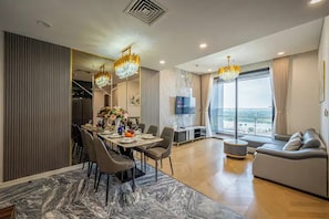 Suite familiar, 3 habitaciones, con acceso al salón lounge del club, vista a la ciudad | Área de sala de estar | Smart TV de 65 pulgadas con canales por cable, Netflix y bocina smart