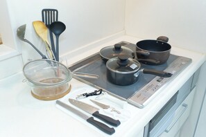 Fridge, microwave, stovetop, cookware/dishes/utensils