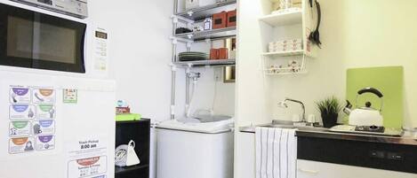 ثلاجة، ميكروويف، موقد طهي مسطح، مستلزمات طهي/أطباق/أوعية