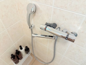Kostenlose Toilettenartikel, Haartrockner, Handtücher