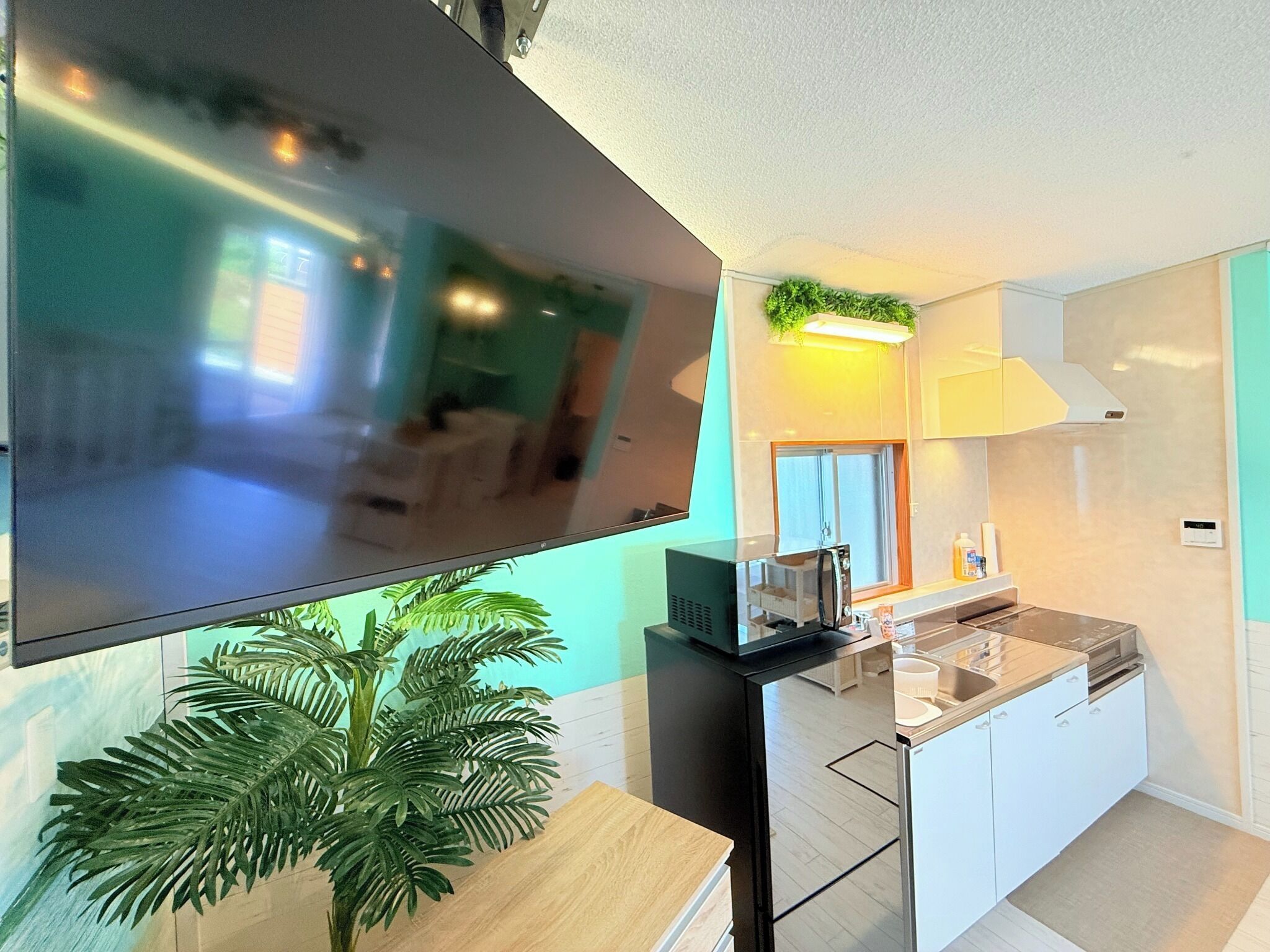 Køleskab, mikrobølgeovn, kogeplade, køkkentøj/tallerkener/redskaber